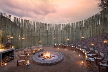 فندق Mhondoro Safari Lodge & Villa