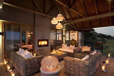 هتل Mhondoro Safari Lodge & Villa