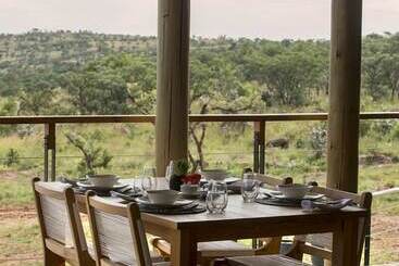 هتل Mhondoro Safari Lodge & Villa
