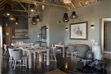 هتل Mhondoro Safari Lodge & Villa