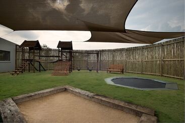 هتل Mhondoro Safari Lodge & Villa