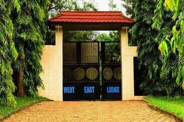 هتل West East Lodge