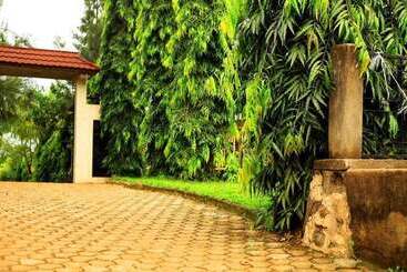 هتل West East Lodge