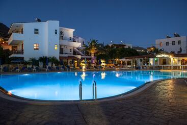Coliseum Studios & Apartments