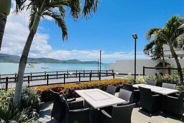 هتل At Marina Shores