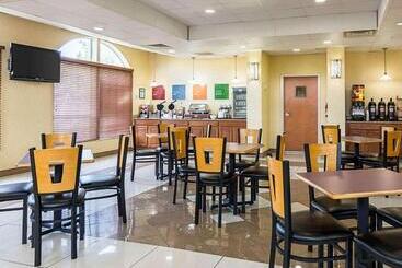 هتل Comfort Inn & Suites Chesapeake  Portsmouth