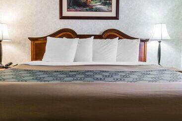 هتل Econo Lodge & Suites