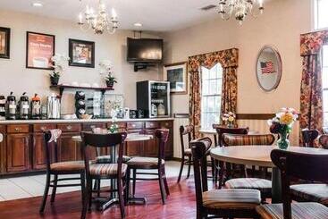 هتل Econo Lodge & Suites
