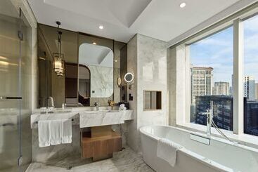 هتل Hilton Shanghai Hongqiao