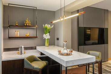 هتل Hilton Shanghai Hongqiao