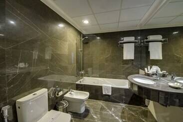 Monroe Hotel & Suites