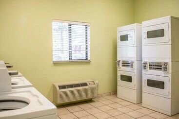 هتل Suburban Studios Near Panama City Beach