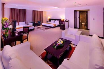Monroe Hotel & Suites