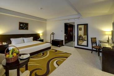 Monroe Hotel & Suites