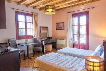 هتل The Varos Residences