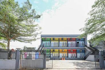 هتل Reddoorz At Pelangi Guest House