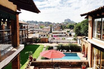 هتل Los Arcos