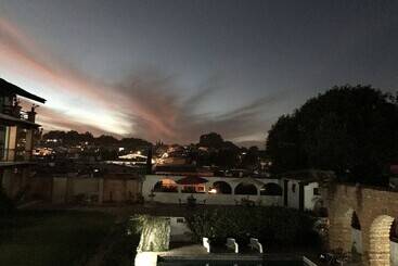 هتل Los Arcos