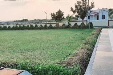 هتل Krishna Farm & Forest