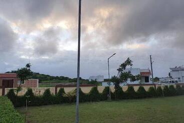هتل Krishna Farm & Forest