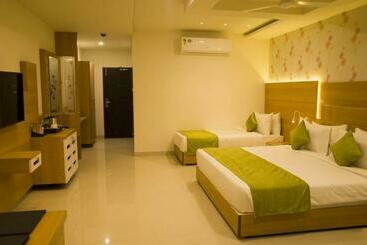 هتل Madhuvan Suites By Blues