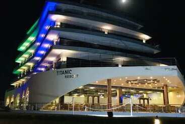 هتل Titanic Resort Faisalabad