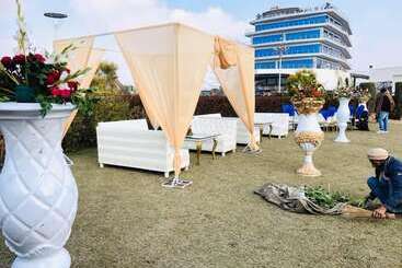 هتل Titanic Resort Faisalabad
