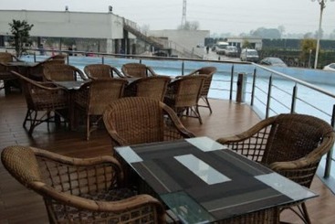 هتل Titanic Resort Faisalabad
