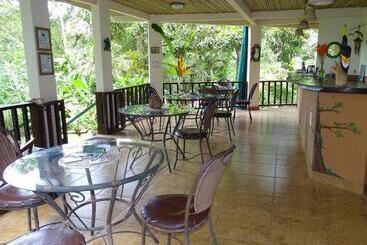 هتل Heliconia Island