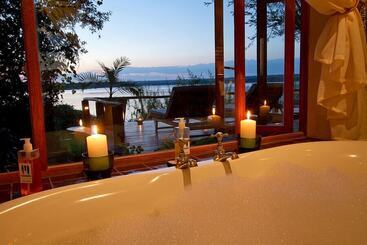 هتل Tongabezi Lodge