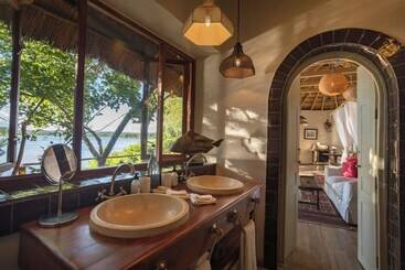 هتل Tongabezi Lodge