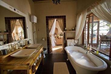 هتل Tongabezi Lodge