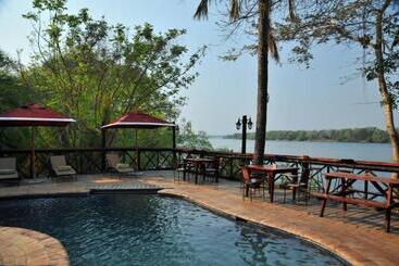هتل The Victoria Falls Waterfront