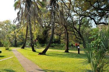هتل The Victoria Falls Waterfront
