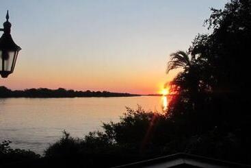 هتل The Victoria Falls Waterfront