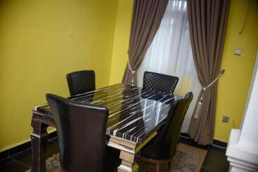 تختخواب و صبحانه E   Glisters Home
