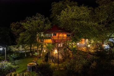 Отель Treehouse Tabor Hills Resort Vagamon