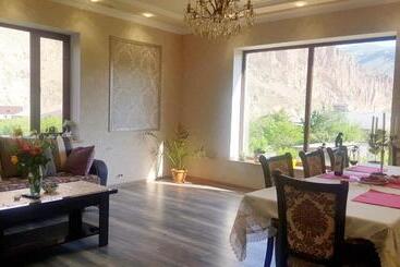 پانسیون Siran Guest House