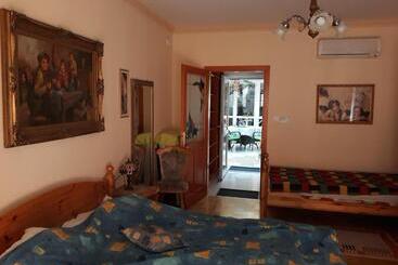پانسیون Kenézy Lux Apartman Vendégház