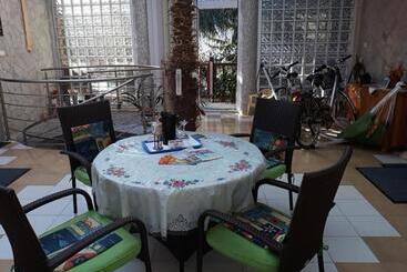 پانسیون Kenézy Lux Apartman Vendégház