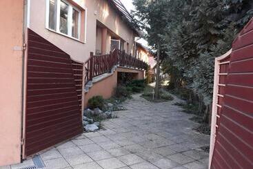 پانسیون Kenézy Lux Apartman Vendégház