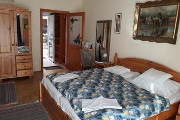 پانسیون Kenézy Lux Apartman Vendégház