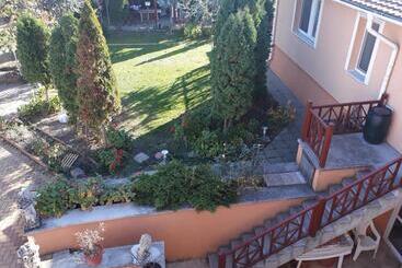 پانسیون Kenézy Lux Apartman Vendégház