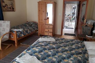 پانسیون Kenézy Lux Apartman Vendégház