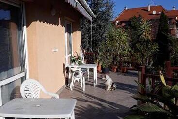پانسیون Kenézy Lux Apartman Vendégház