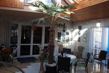 پانسیون Kenézy Lux Apartman Vendégház