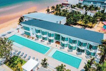 Отель Rattana Pura Beach Resort