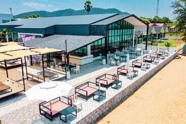 Отель Rattana Pura Beach Resort