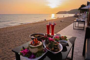 Отель Rattana Pura Beach Resort
