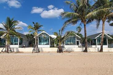 Отель Rattana Pura Beach Resort